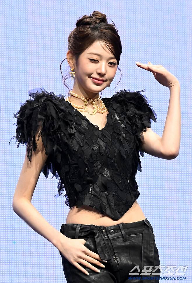 그룹 아이브(IVE) 장원영이 23일 예스24 라이브홀에서 열린 정규 2집 '리바이브 플러스(REVIVE+) 발매기념 쇼케이스에 참석해 포토타임을 갖고 있다. 허상욱 기자wook@sportschosun.com/2026.02.23/