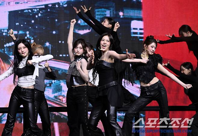 그룹 아이브(IVE)가 23일 예스24 라이브홀에서 열린 정규 2집 '리바이브 플러스(REVIVE+) 발매기념 쇼케이스에서 신곡 '블랙홀'의 무대를 선보이고 있다. 허상욱 기자wook@sportschosun.com/2026.02.23/