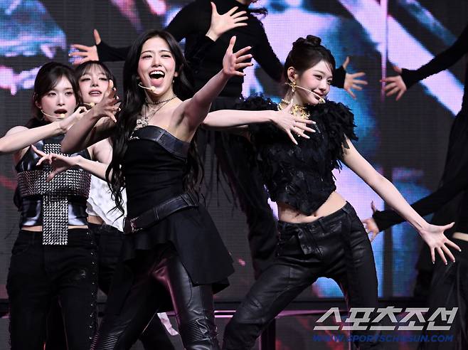 그룹 아이브(IVE)가 23일 예스24 라이브홀에서 열린 정규 2집 '리바이브 플러스(REVIVE+) 발매기념 쇼케이스에서 신곡 '블랙홀'의 무대를 선보이고 있다. 허상욱 기자wook@sportschosun.com/2026.02.23/