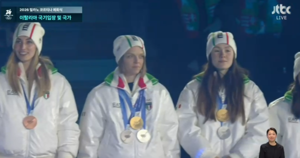 메달을 목에 걸고 등장한 아리아나 폰타나. ⓒJTBC