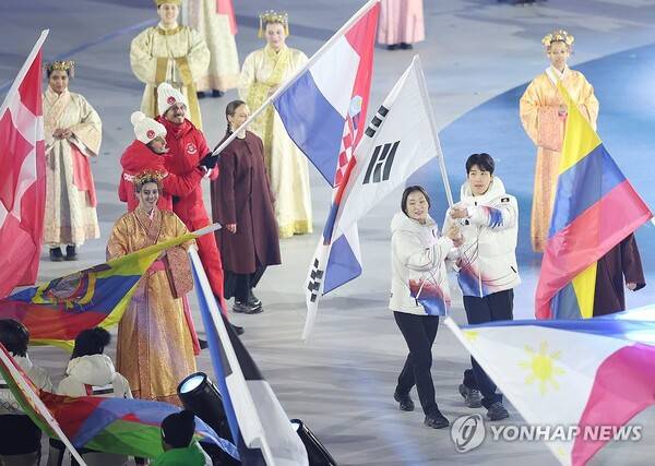 황대헌과 함께 기수로 등장한 최민정. ⓒ연합뉴스