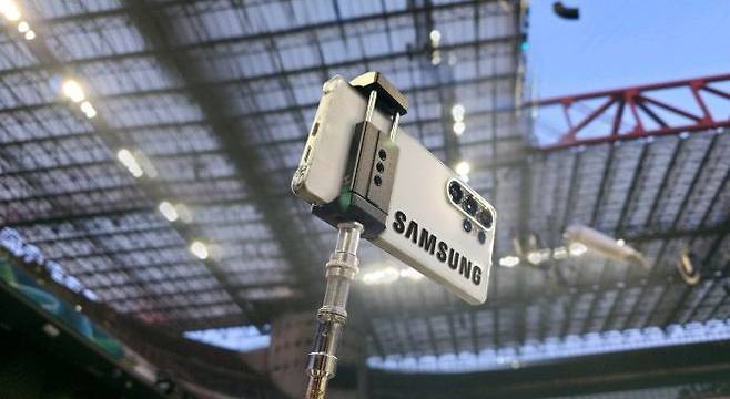 2026 밀라노 코르티나 동계올림픽 개막식 촬영을 지원하는 삼성전자 '갤럭시 S25 울트라'의 모습. 연합뉴스