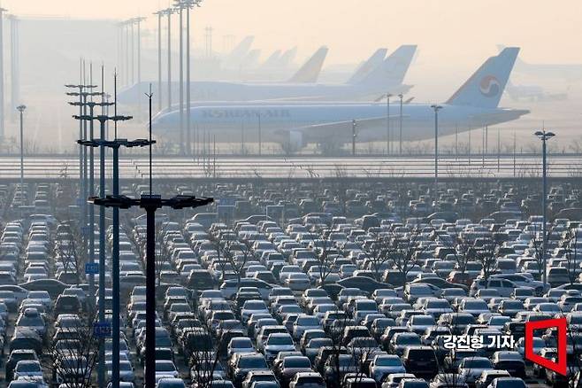 인천국제공항 제2여객터미널 장기주차장이 여행객들의 차량으로 가득차 있다. 사진은 기사의 특정 내용과 관련 없음. 강진형 기자