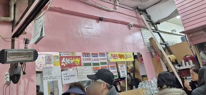 지난 20일 대구 서문시장의 한 칼국수 가게. 과거 윤석열 전 대통령이 찾았던 이 가게의 한쪽 벽에는 윤 전 대통령의 사진이 걸려있었지만 현재는 비어있다. 우수연 기자