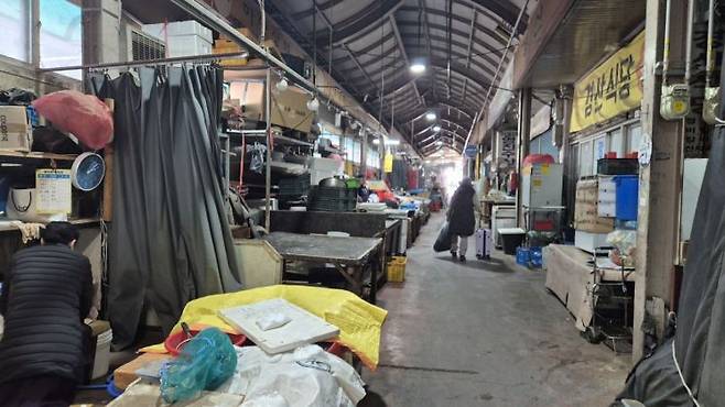 40년 넘게 칠성시장에서 소금판매상을 운영해온 김모(71)씨는 "서민을 위한 국회의원은 없다"며 정치권에 대한 냉소적인 발언을 쏟아냈다. 우수연 기자