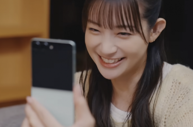 일본 배우 아다치 리카가 갤럭시Z플립7을 사용하는 모습. 삼성전자 재팬 공식 유튜브 채널