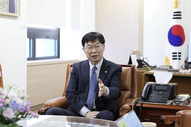 안형준 국가데이터처장은 20일 정부대전청사 집무실에서 아시아경제와 인터뷰에서 "국가 최고데이터책임자(CDO)로서 국가 데이터 거버넌스를 확립할 수 있는 역할을 충실히 수행하겠다"고 밝혔다. 국가데이터처