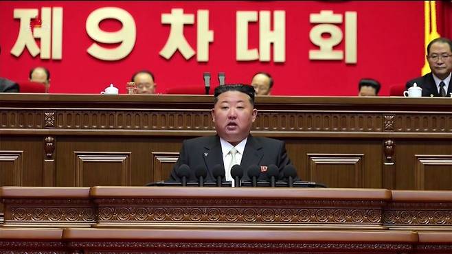 김정은 북한 국무위원장이 지난 19일 평양 4·25문화회관에서 열린 노동당 제9차 대회에서 개회사를 하고 있다. 연합뉴스조선중앙TV