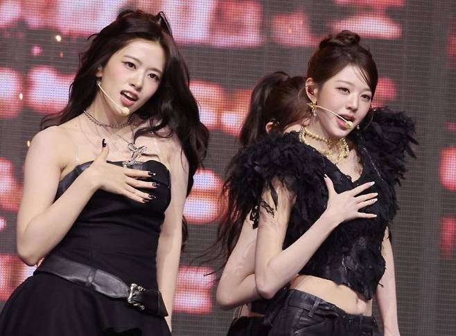 아이브 안유진(왼쪽)과 장원영이 '블랙홀'을 선보이고 있다. 연합뉴스