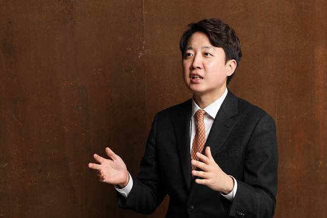 개혁신당 이준석 대표가 지난 12일 서울 중구 조선일보 건물에서 본지와 인터뷰를 하고 있다. 이 대표는 "국민의힘과 연대는 끝났다"며 "서울시장 후보도 내서 여권표를 빼앗아 오겠다"고 말했다./고운호 기자