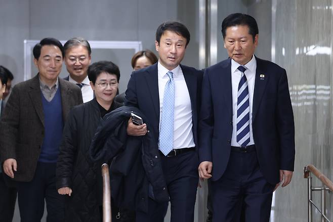 22일 오후 서울 여의도 국회에서 더불어민주당 정청래 대표와 한병도 원내대표 등이 비공개 의원 총회에 입장하고 있다. 2026.2.22 /박성원 기자