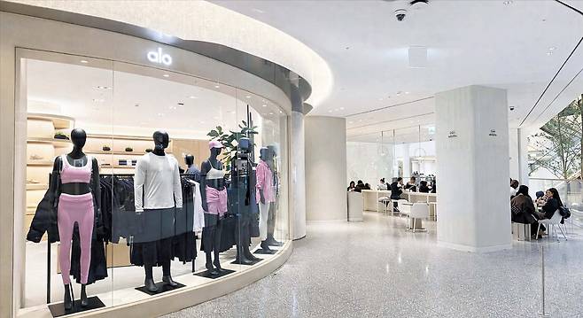해외 패션 브랜드 층으로 운영되던 더현대서울 2층에 요가복 브랜드 알로 매장과 카페 틸화이트가 들어선 모습./현대백화점