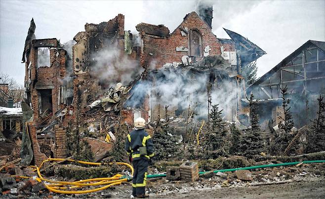 내일 우크라戰 발발 4년… 러 공습에 잿더미 22일 우크라이나 수도 키이우 외곽 소피이우스카 보르샤기우카에서 러시아의 공습으로 파괴된 주거용 건물을 한 구조대원이 살펴보고 있다./AFP 연합뉴스