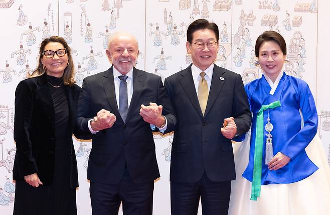 이재명 대통령 부부와 루이스 이나시우 룰라 다시우바 브라질 대통령 부부가 23일 청와대에서 열린 공식 환영식에서 기념 촬영을 하고 있다./연합뉴스