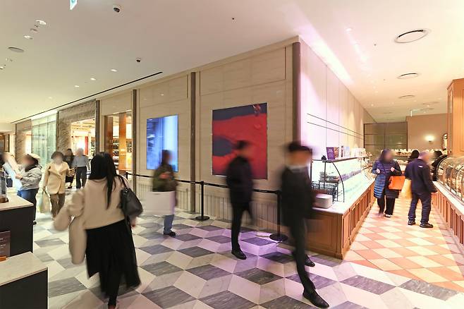 신세계백화점도 최근 식품관과 푸드코트 등이 있던 본점 지하 1층에 화장품과 향수 매장을 배치하는 '믹스 매치'를 선보였다. 새단장 후 20~30대 고객의 방문이 늘고, 매출도 올랐다. /신세계백화점