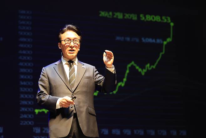 김민석 국무총리가 23일 인천 계양구 계양문화회관에서 열린 더불어민주당 인천시당 초청 K-국정설명회에서에서 강연을 하고 있다. PPT에 지난 20일 종가 기준 코스피가 5808.53으로 정상적으로 기재돼 있다. /뉴스1