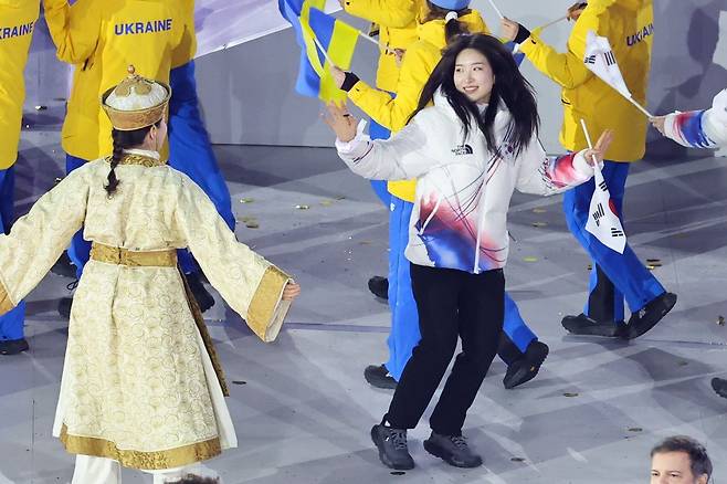 22일(현지시각) 이탈리아 베로나 아레나에서 열린 2026 밀라노-코르티나담페초 동계올림픽 폐회식에서 쇼트트랙 김길리가 춤추며 입장하고 있다. /연합뉴스