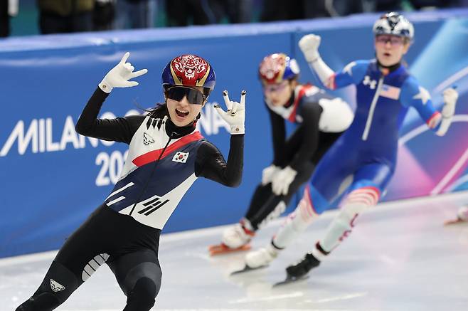 이탈리아 밀라노 아이스 스케이팅 아레나에서 열린 2026 밀라노·코르티나담페초 동계올림픽 쇼트트랙 여자 1500m 결승에서 금메달을 확보한 후 환호하고 있다./뉴스1