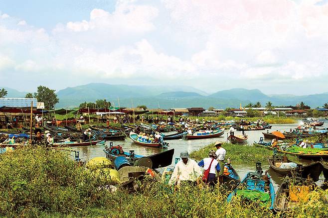 인레 호수마을의 수상 시장 전경