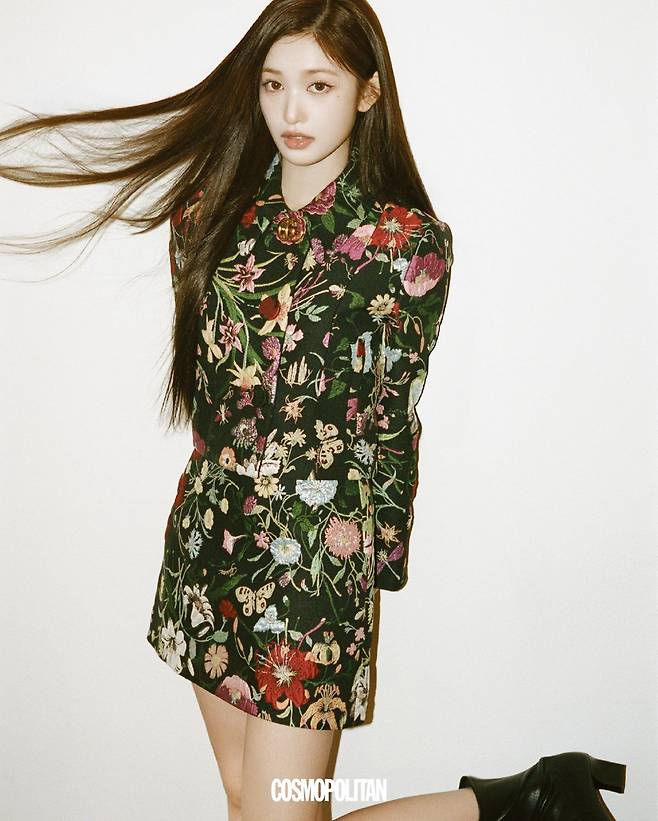 재킷, 미니스커트, 청키 힐 부츠 모두 가격미정 Gucci.