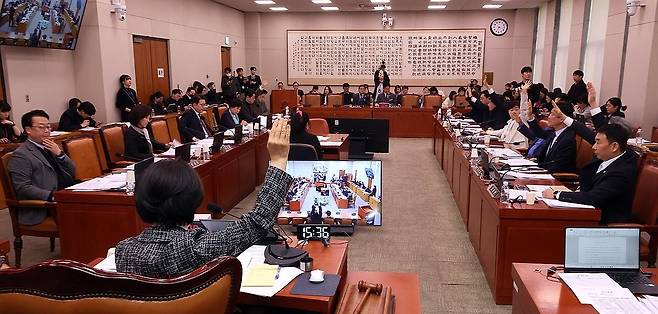 추미애 국회 법사위원장과 더불어민주당 등 의원들이 23일 국회에서 열린 법제사법위원회 전체 회의에서 안건 거수 표결에서 찬성표를 던지고 있다. 연합뉴스