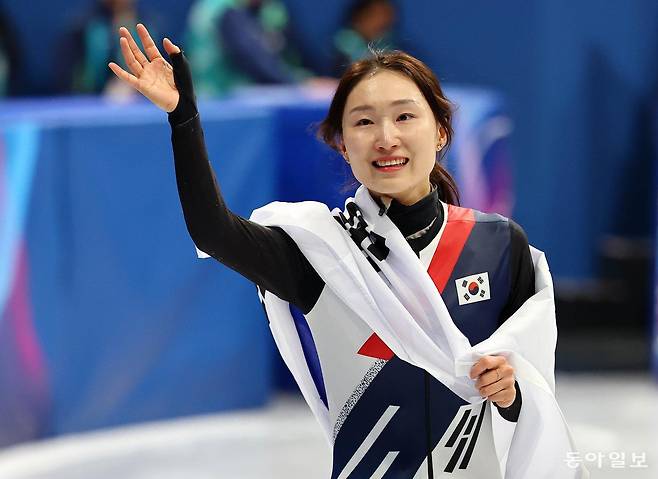 ‘쇼트트랙 여왕’ 최민정이 21일 열린 2026 밀라노-코르티나담페초 겨울올림픽 쇼트트랙 여자 1500m 결선에서 은메달을 딴 뒤 태극기를 몸에 두른 채 관중들에게 인사하고 있다. 밀라노=전영한 기자 scoopjyh@donga.com