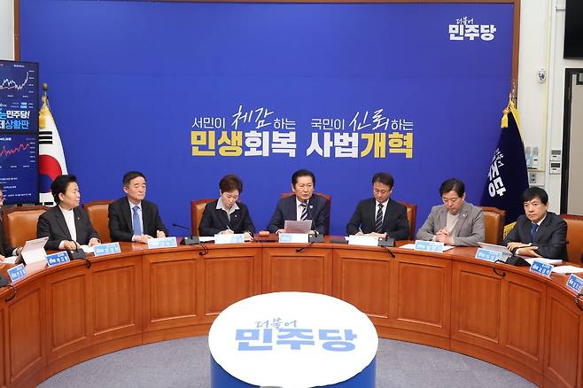 정청래 더불어민주당 대표가 13일 오전 서울 여의도 국회에서 열린 최고위원회의에서 발언을 하고 있다. 뉴시스.