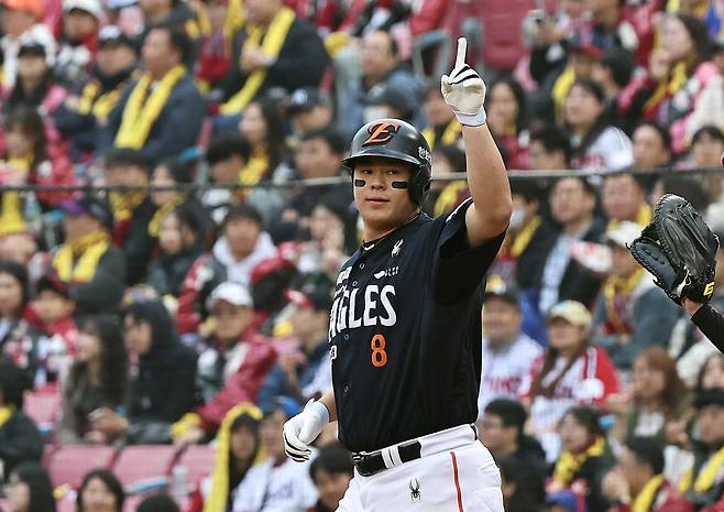 노시환이 한화와 11년 총액 307억 원의 비(非)자유계약선수(FA) 다년 계약을 맺으며 프로야구 역대 최장·최고액 계약 기록을 썼다. 사진은 노시환이 지난해 10월 26일 열린 LG와의 2025시즌 프로야구 한국시리즈 1차전에서 적시타를 때린 뒤 세리머니를 하고 있는 모습. 뉴스1