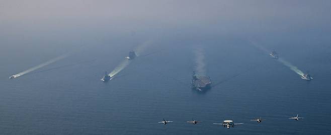 이달 6일(현지 시간) 미국 해군의 핵추진 항공모함 ‘에이브러햄 링컨’을 중심으로 한 항모전단이 대형을 갖춰 중동 아라비아해에서 항해하고 있다. 도널드 트럼프 미국 대통령이 19일 이란에 대해 최대 15일의 핵 협상 시한을 제시한 가운데 미군의 전략자산이 속속 중동 지역으로 집결하고 있다. 미 해군 제공