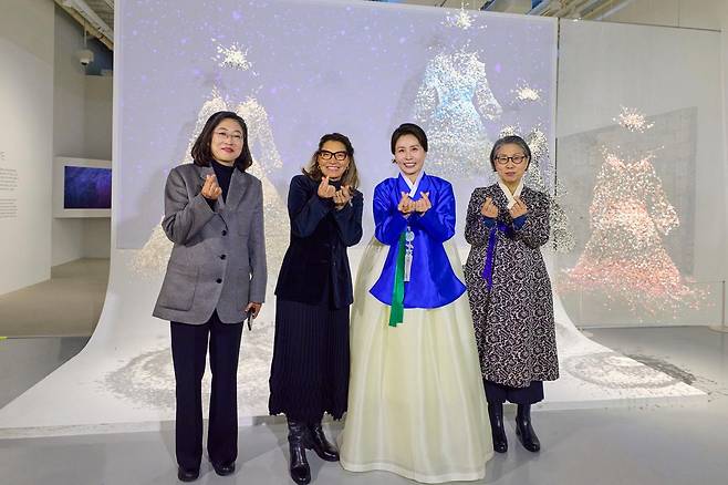 김혜경 여사와 루이스 이나시우 룰라 다시우바 브라질 대통령 부인 호잔젤라 다시우바 여사가 23일 서울 종로구 서울공예박물관에서 ‘장인, 세상을 이롭게 하다’ 주제로 열린 전시에서 기념촬영을 하고 있다. 청와대 제공