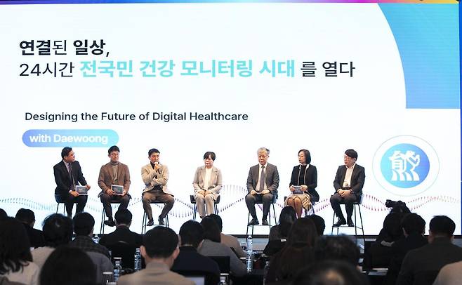 (왼쪽부터) 박형철 대웅제약 ETC본부장, 이영신 씨어스테크놀로지 대표, 양문술 대한병원협회 미래헬스케어위원회 위원장, 이규민 중소병원간호사회 회장, 조재형 아이쿱 대표, 박선희 스카이랩스 상무, 김용식 퍼즐에이아이 대표.