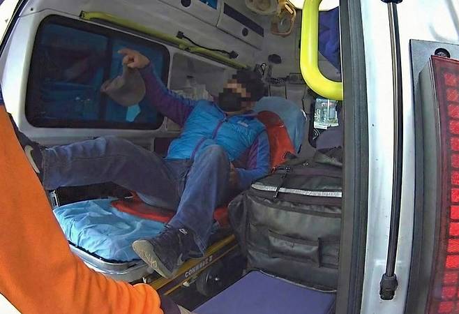크게 다친 곳이 없고 거동이 가능한데도 119구급차를 부른 남성이 하차를 요구하는 구급대원의 안내에 응하지 않은 채 차량 안에서 난동을 부리고 있다. 독자 제공