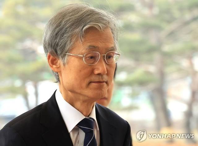 조희대 대법원장이 서울 서초구 대법원으로 출근하고 있다. 연합뉴스