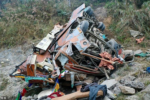 23일(현지시간) 네팔 카트만두에서 서쪽으로 80km 떨어진 산악지대에서 버스가 300m 아래 협곡으로 떨어져 19명이 사망한 사고 현장의 모습. [X캡처]