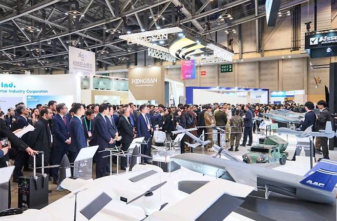 지난해 2월 26~27일 부산 벡스코 일대에서 개최한 ‘2025 드론쇼 코리아(DSK)’ 현장. 부산시 제공
