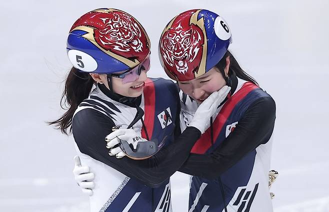 쇼트트랙 여자 1500m에서 은메달을 확보한 최민정(왼쪽)이 20일(현지시간) 이탈리아 밀라노 아이스 스케이팅 아레나에서 열린 2026 밀라노·코르티나담페초 동계올림픽 쇼트트랙 여자 1500m 결승에서 금메달을 확보한 후 김길리를 축하하고 있다.뉴스1