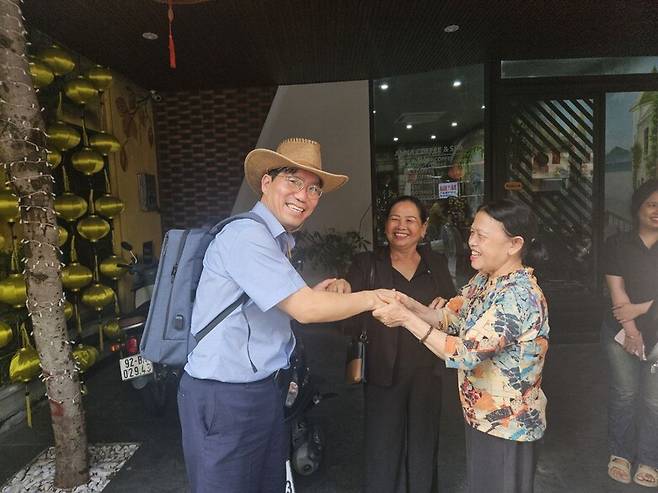 지난해 7월29일 민변 2005년 베트남 평화기행에서 퐁니(가운데)와 하미의 응우옌티탄을 만난 김남주 변호사. 김남주 제공