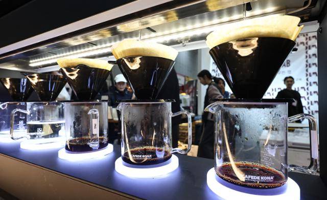 지난달 22일 경기 고양시 킨텍스에서 열린 2026 카페디저트페어에서 관람객들이 다양한 종류의 커피를 살펴보고 있다. 뉴스1