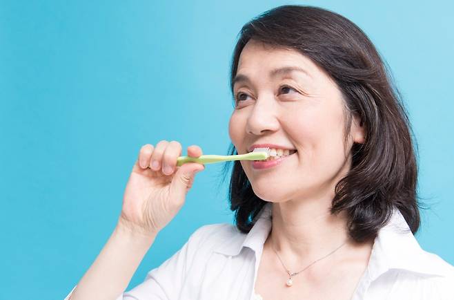 양치할 때 입천장을 닦는 게 필수는 아니지만, 닦으면 위생 관리에 도움이 된다./사진=클립아트코리아