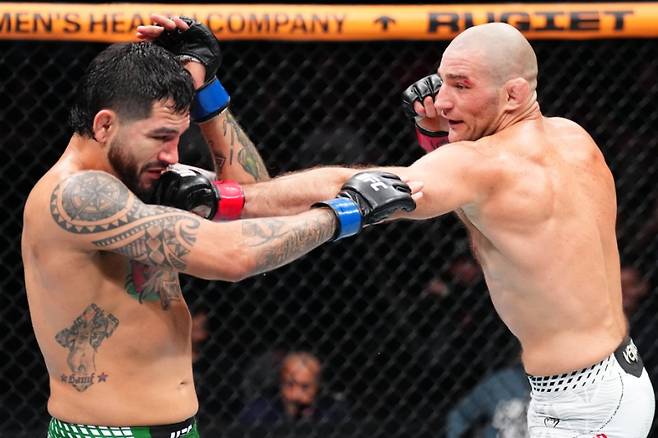 션 스트릭랜드(오른쪽). 사진=UFC