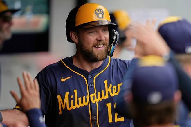 <yonhap photo-2416=""> Milwaukee Brewers' Rhys Hoskins is congratulated in the dugout after hitting a home run in the seventh inning of a baseball game against the Cleveland Guardians in Cleveland, Wednesday, May 14, 2025. (AP Photo/Sue Ogrocki)/2025-05-15 05:59:22/ <저작권자 ⓒ 1980~2025 ㈜연합뉴스. 무단 전재 재배포 금지, AI 학습 및 활용 금지></yonhap>