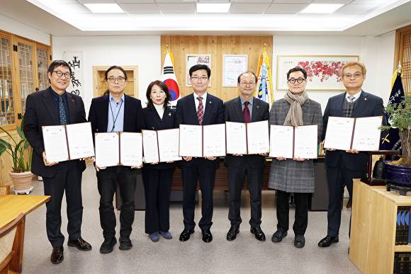 충북 지역 예술 기관·단체가 23일 충북교육청에서 학생 예술교육 지원 업무협약을 하고 있다. [사진=충북교육청]