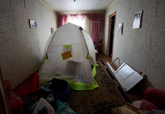 지난달 24일(현지시간) 우크라이나 하르키우에서 러시아의 공습을 받아 파손된 4층 주거용 건물의 한 아파트 내부에 텐트가 설치돼 있다. EPA=연합뉴스