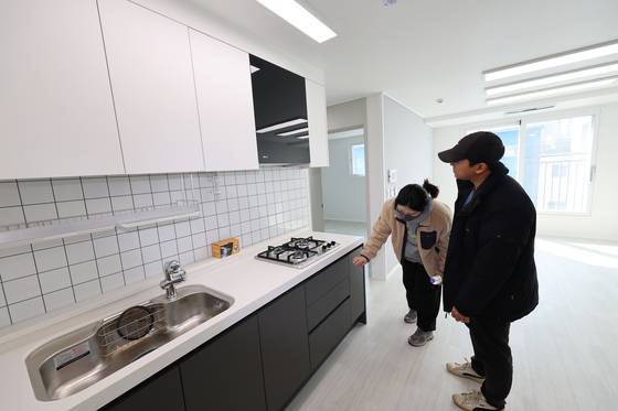 인천형 주거정책인 ‘천원주택’ 예비 입주자들이 시설을 둘러보고 있다. [연합뉴스]