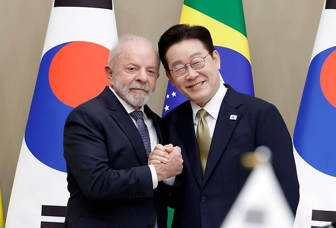 이재명 대통령과 브라질 루이스 이나시우 룰라 다 시우바 대통령이 23일 청와대에서 한-브라질 확대 정상회담 기념촬영을 하고 있다. 뉴스1