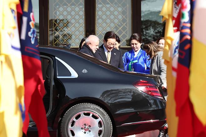 이재명 대통령과 김혜경 여사가 23일 청와대에서 국빈 방한한 브라질 루이스 이나시우 룰라 다 시우바 대통령, 부인 잔자 룰라 다 시우바 여사를 영접하고 있다. 뉴스1