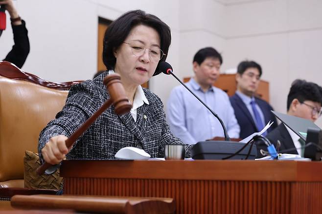 추미애 위원장이 23일 서울 여의도 국회에서 열린 법제사법위원회 전체회의에 참석해 의사봉을 두드리고 있다. 뉴스1