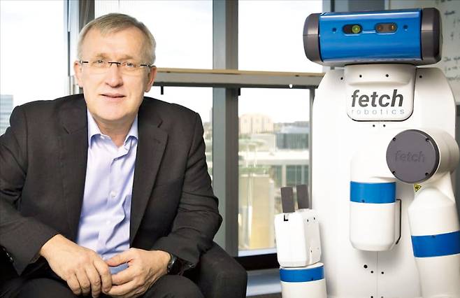 헨리크 크리스텐센 UC샌디에이고 컴퓨터공학과 교수가 미국 캘리포니아주 새너제이의 한 기업 사무실에서 직접 개발한 산업용 모바일 로봇 기능을 설명하고 있다.  본인 제공