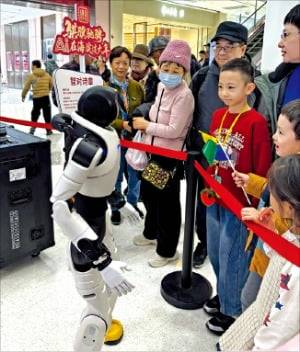 중국 대표 로봇 기업 노에틱스의 로봇이 방문객에게 명절 인사를 하고 있다. 베이징=김은정 특파원