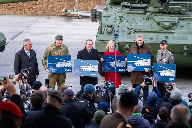 지난해 11월 독일 주력전차 레오파르트2A8의 초도 물량 공개 행사에 보리스 피스토리우스 독일 국방장관(왼쪽 세번째), 마르테 게르하르센 노르웨이 국방장관(네번째), 마르쿠스 죄더 바이에른주 총리(다섯번째)가 참석해 기념 촬영을 하고 있다. / KNDS 제공